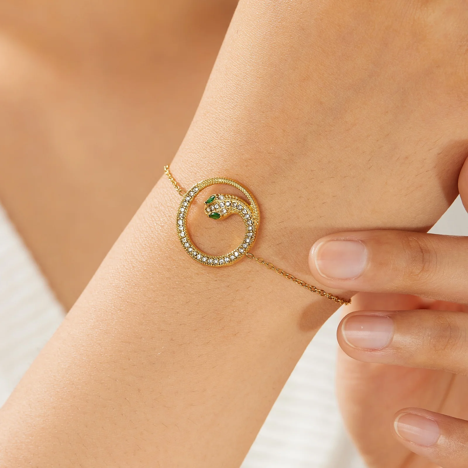 Edelstahl-Armband mit goldenem rundem Schlangen-Design und Zirkon-Einlage für Damen, modische wasserdichte Handkette, Schmuckgeschenk