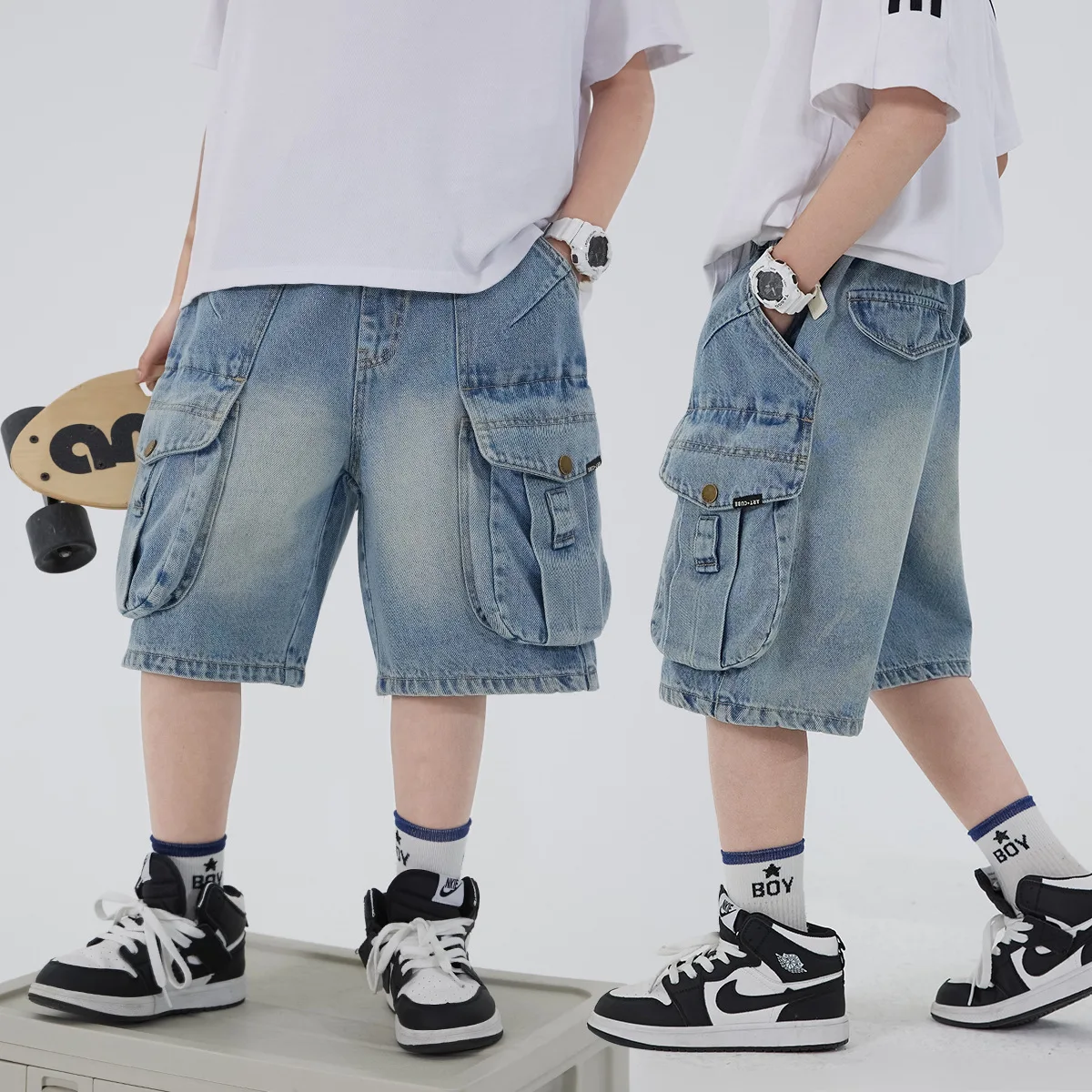 Jungen-Arbeitskleidung Denim-Shorts Sommer 2026 Neu Teenager Kinder Taschen-Design Outdoor-Bekleidung Lose Jeans Große Kinder Mittellange Hosen