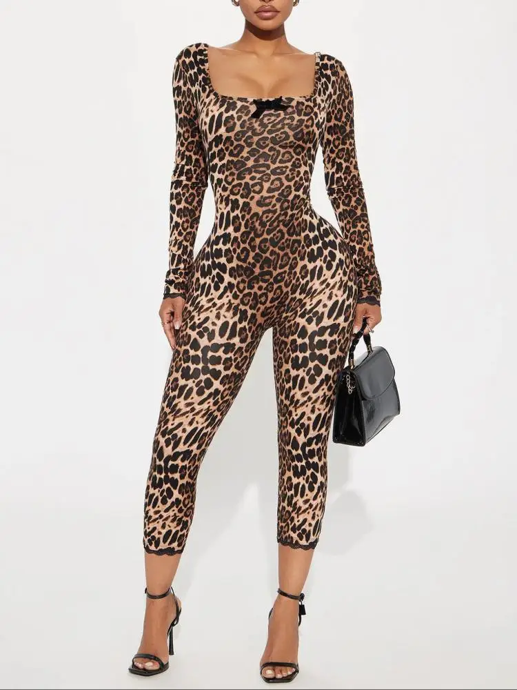 بدلة قفز جديدة أنيقة وحارة للفتيات لعام 2025 بطباعة الفهد للتخسيس ومثيرة برقبة على شكل حرف U وأكمام طويلة