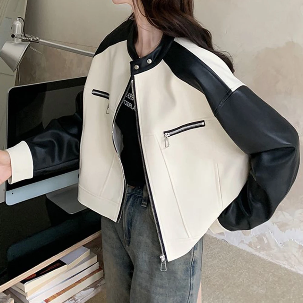 Cappotto con giunture in colore a contrasto in pelle PU bianca da donna primavera e autunno 2025 nuova piccola giacca corta da strada fritta retrò allentata