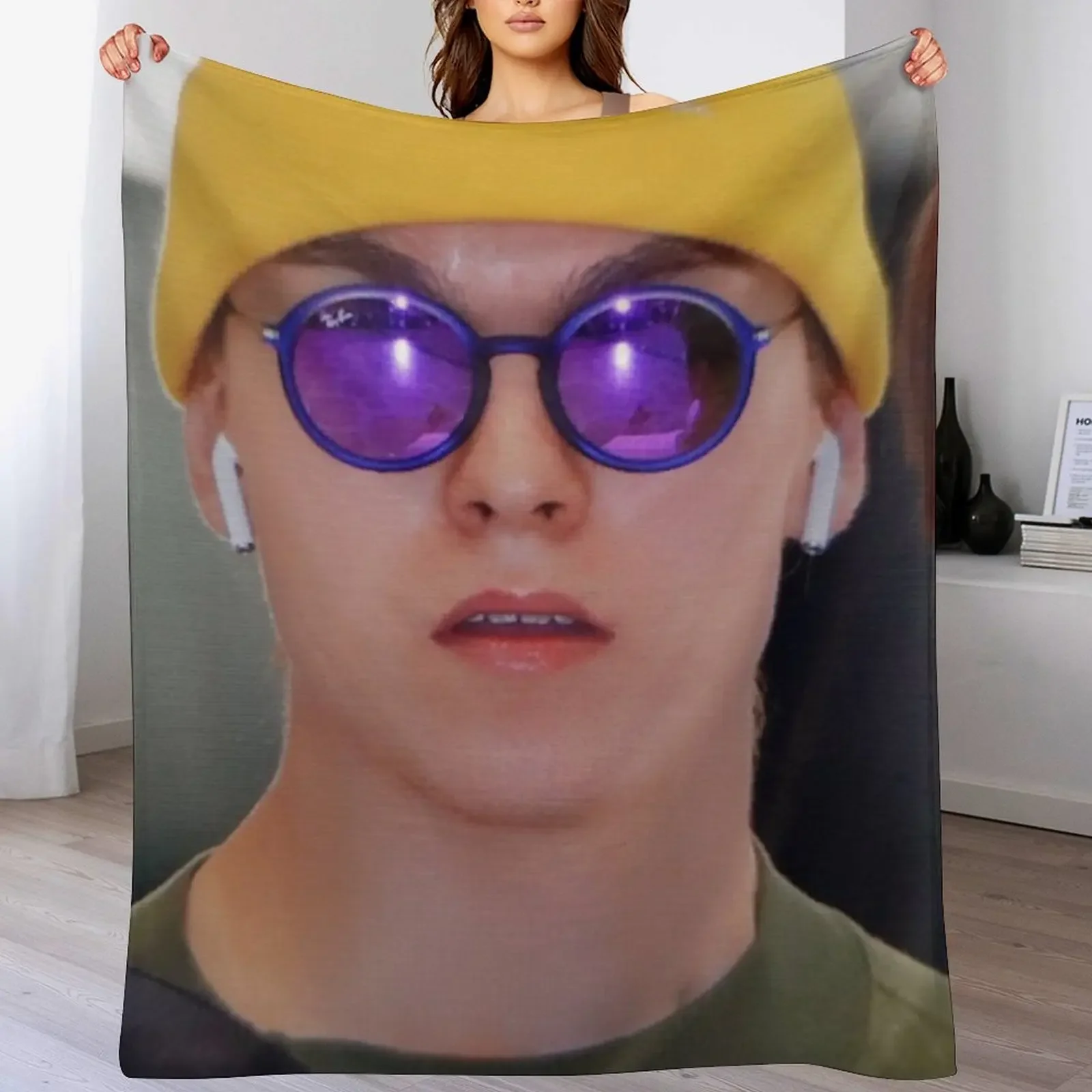 

Tobi Lou Phone Case Throw Blanket Decorative Throw For Decorative Sofa Luxury Brand Sofa Quilt Blankets