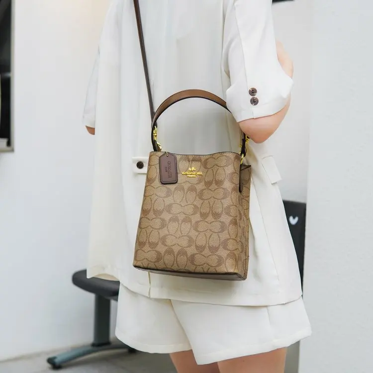 

Vintage Classic Luxury Diaper Bag For Women Designer Leather Large Capacity Tote Minimalist Elegant Fashionable Stylish Shoulder