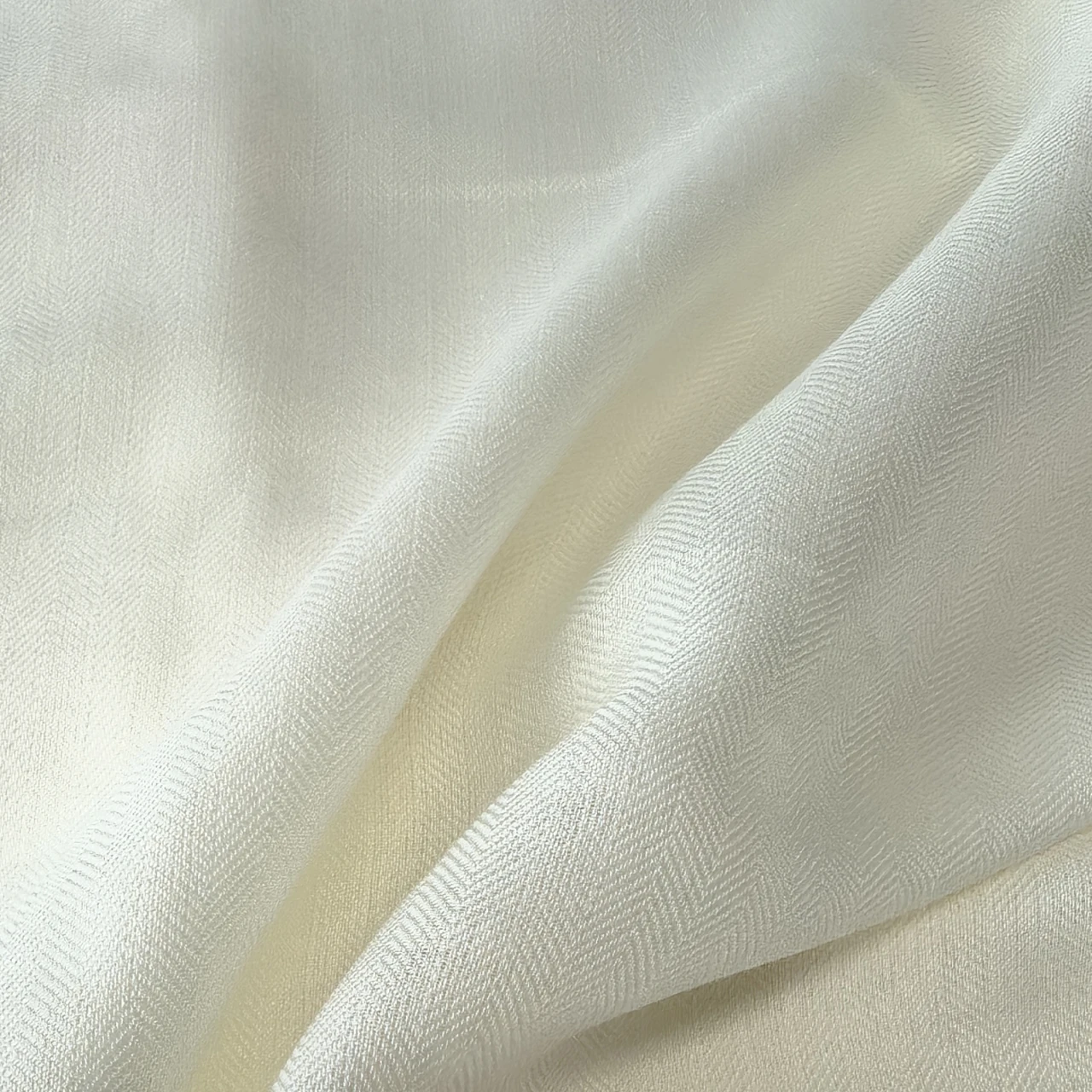 23mm Off White Silk and Wool Herringbone Pattern Fabric 40% Silk and 60% Wool Blended Clothing Fabric for Painting and Dyeing