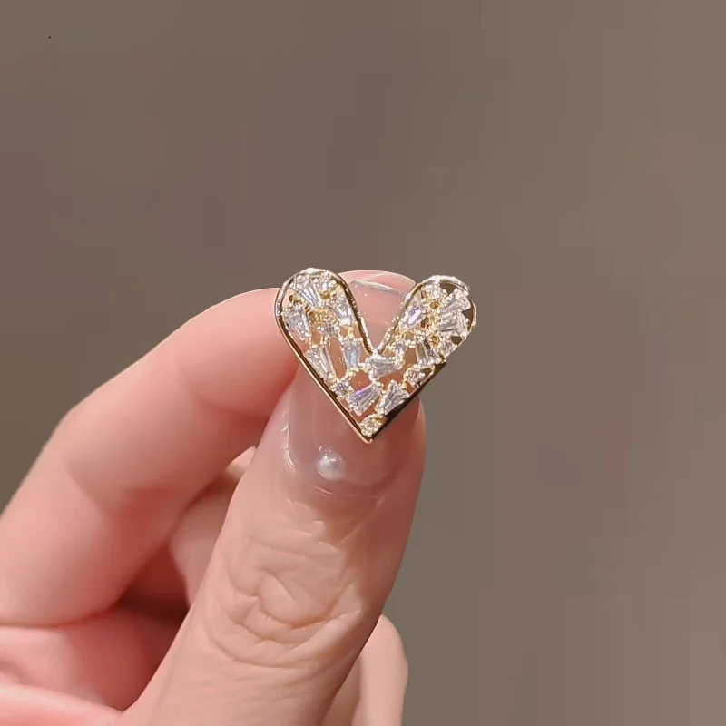 Cute Small Size Rhinestone Heart Brooches Pins For Women Elegant Crystal Design Suit Sweater Cardigan Buckle Jewelry Accessories