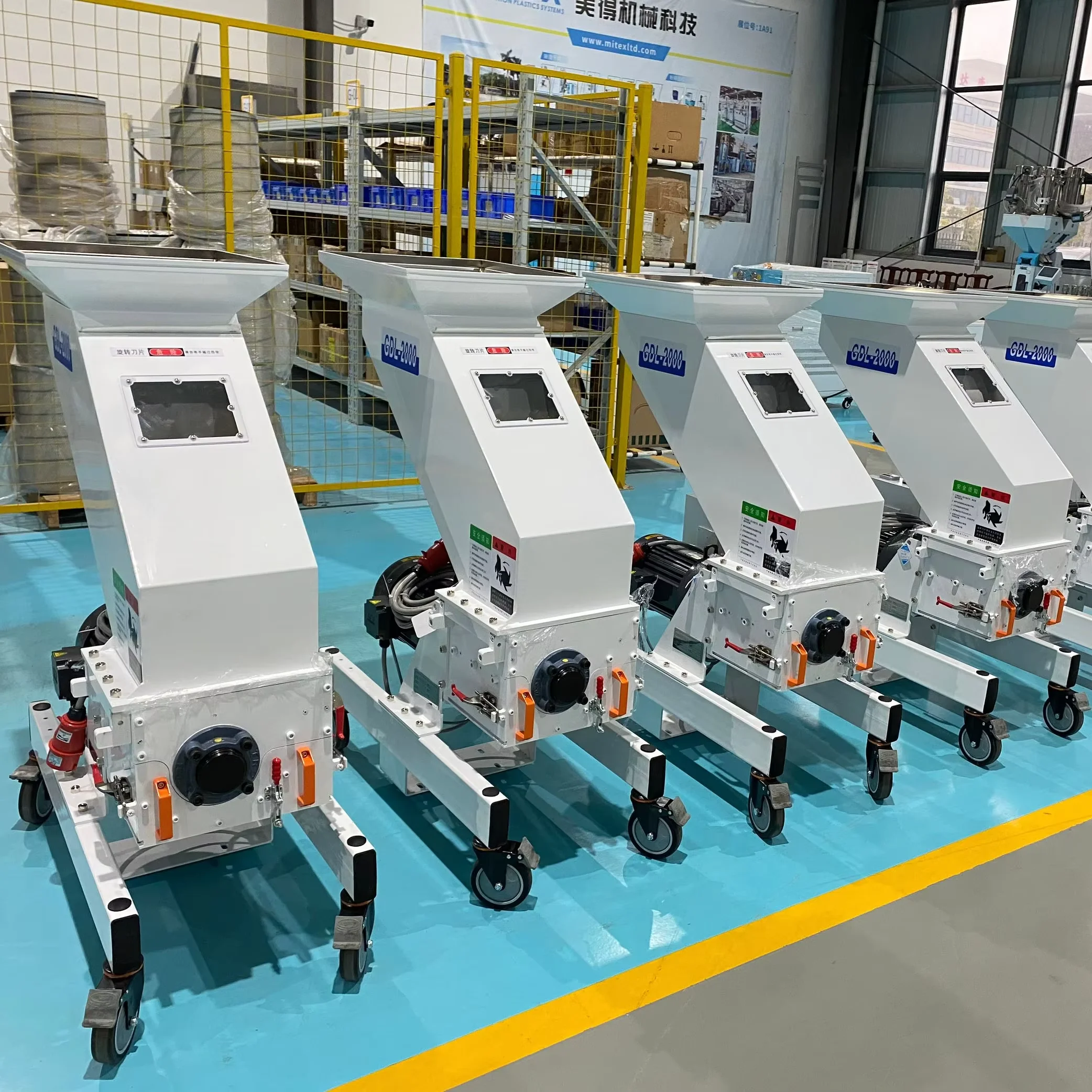 Factory Price Medium-low Speed Soundproof Crusher with Instant Recycle System Edge Waste Plastic Crusher