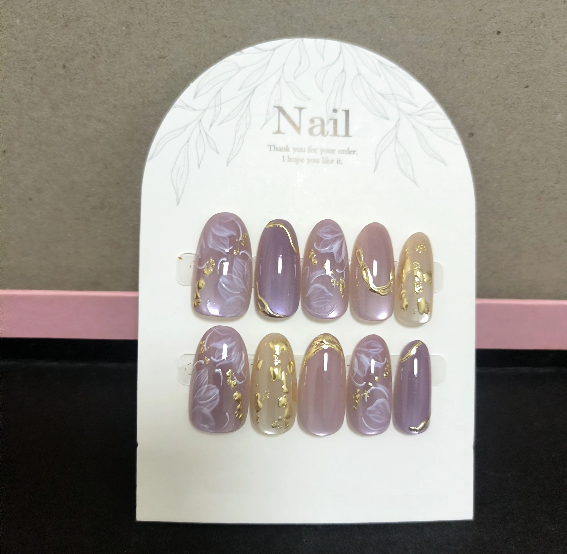 เล็บปลอมทำมือ 10 ชิ้น ลายดอกไม้สีม่วงประกายทอง  ทรงอัลมอนด์  ความยาวปานกลาง  ลายตาแมว  หวานละมุน  สำหรับผู้หญิง