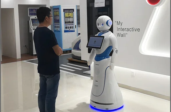 Humanoid AI Smart Guest i robot powitalny na lotnisko