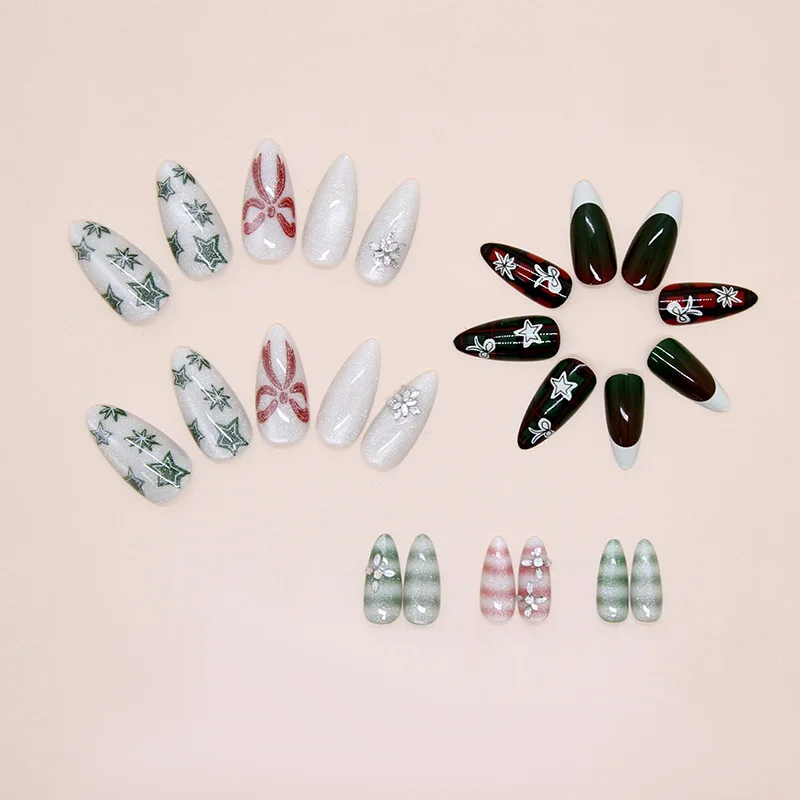 เล็บปลอม 24 ชิ้น ลายเกล็ดหิมะคริสต์มาส ลายตาแมว ปลายเล็บแบบฝรั่งเศส พร้อมลายสก็อตสีแดงและสีเขียว แบบกดติด เหมาะสำหรับสาวๆ