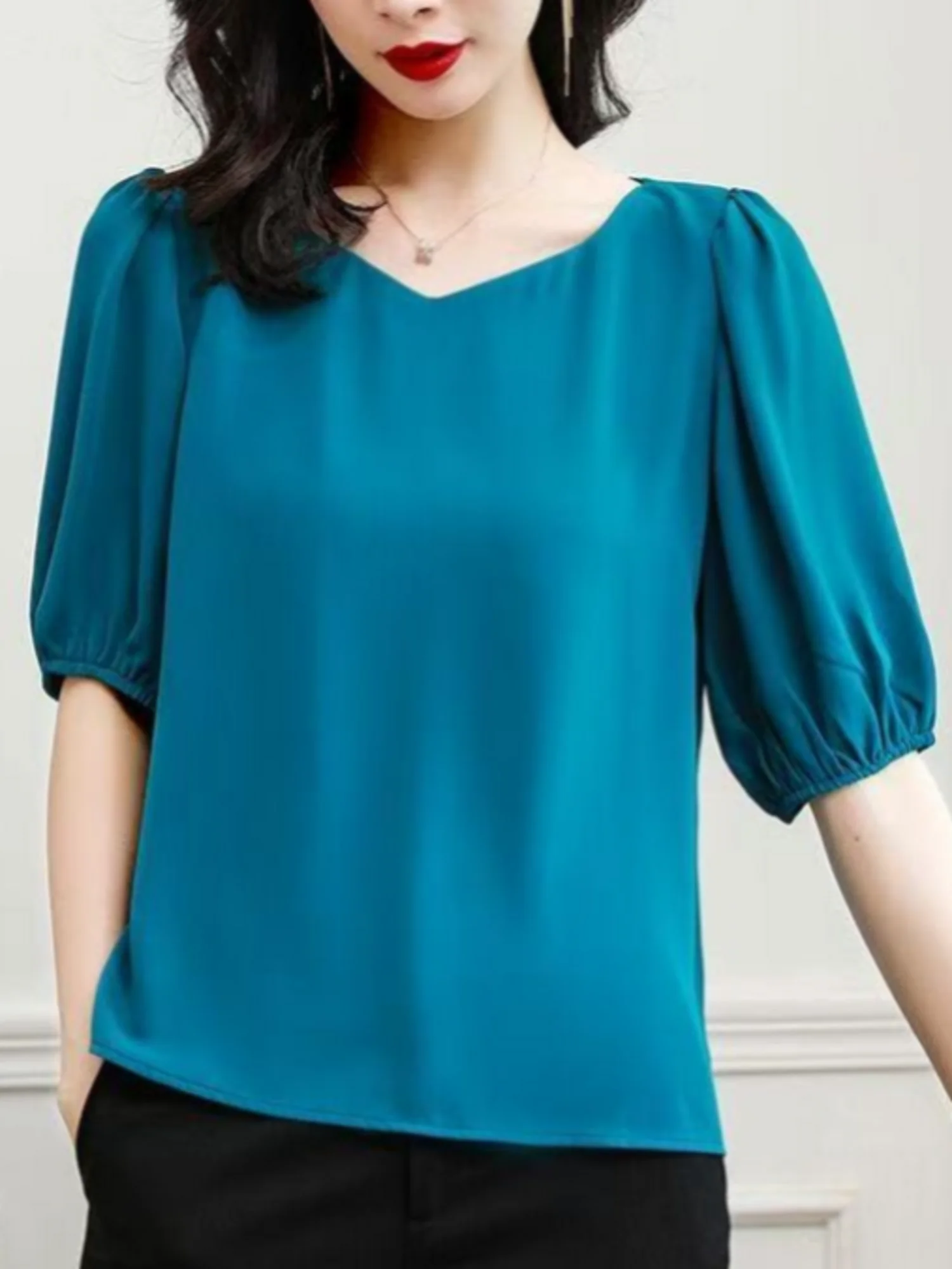 V-neck chiffon blouse, women's short-sleeved 2025 new summer puffed-sleeve top, loose and flattering mid-sleeved