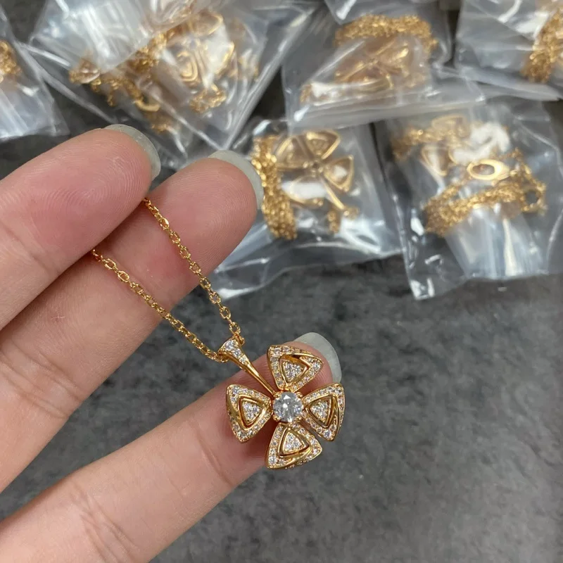 

High VersionvGold Flower Necklace Collarbone Chain Plated18KGold Inlaid Diamond Eternal Bloom Series Necklace Full Diamond Four-