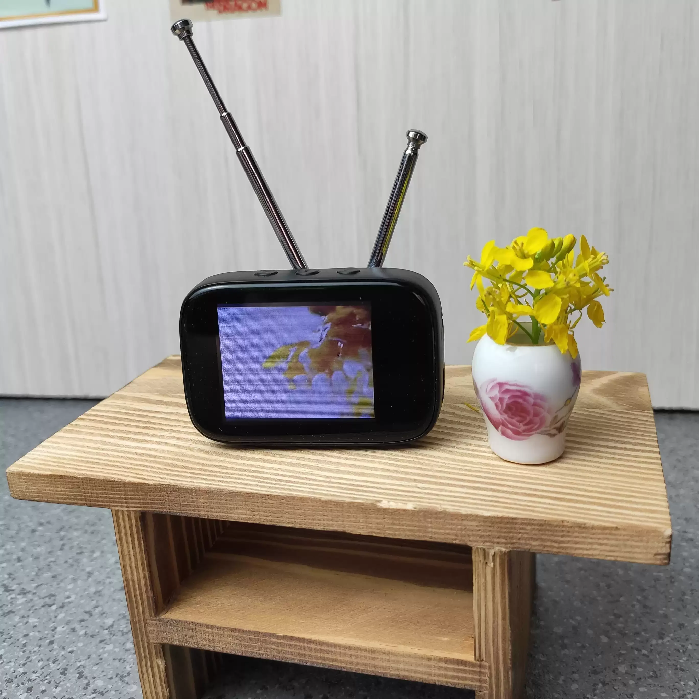 Miniature TV Model - Retro Style with Color Touch Screen for Dollhouse & Kitchen Decor, Customizable Video Content