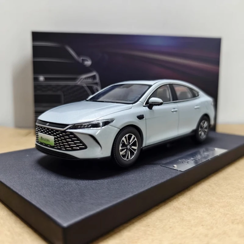 Diecast escala 1:32 byd qin plus dm-i 2025 2a geração liga modelo de carro adulto coleção presente lembrança exibição mostrar