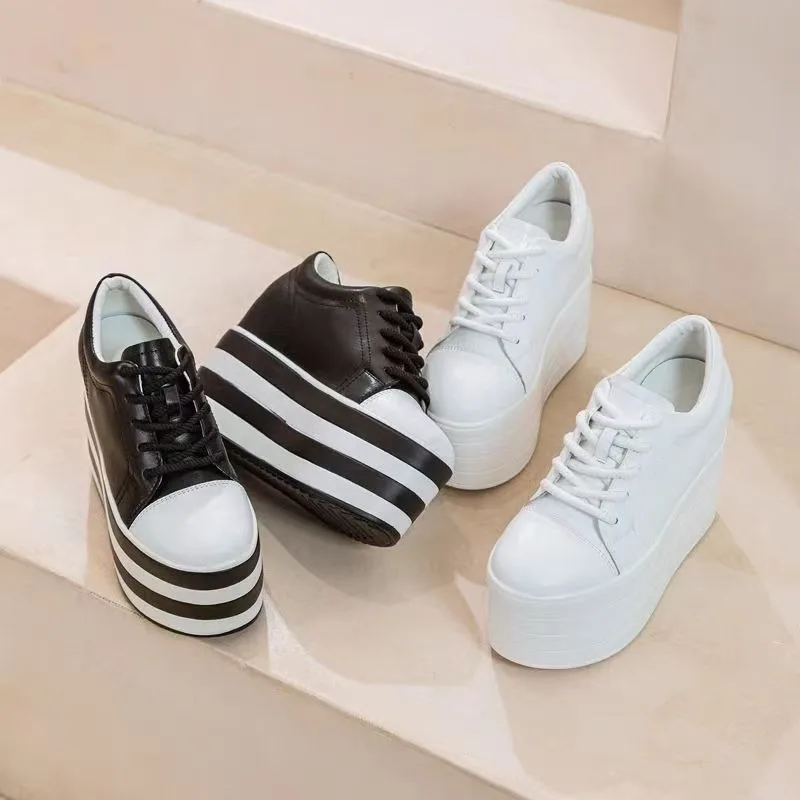 

2025 Новые женские туфли с бисквитом, увеличивающие рост, из натуральной кожи 12 см, женские повседневные черно-белые туфли на толстой подошве