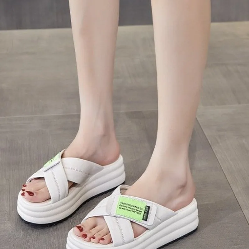 Nieuwe Zomer Vrouwen Slippers Flip-Flops Dames Strand Bling Schoenen Sleehakken Schoenen Vrouw Hoge Platform Slippers Buiten