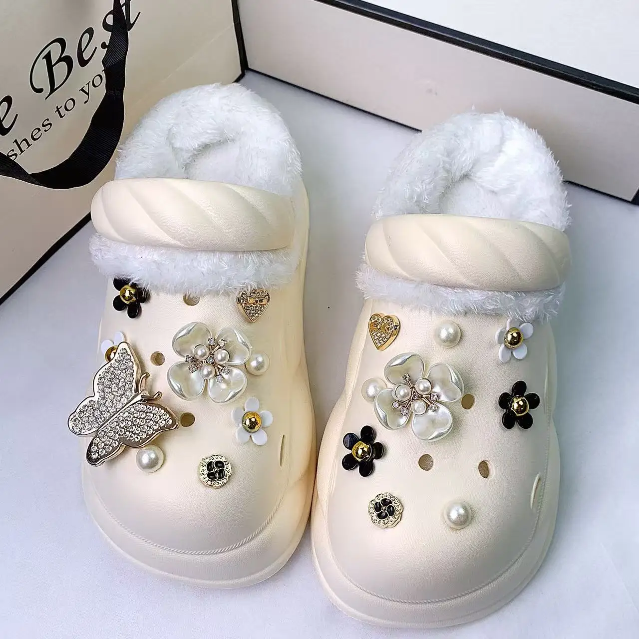 Exquisite Fur-Lined Clogs for Women, Gold Butterfly, Black and White Five-Leaf Flower Set, Thick-Soled Eva Clogs, Non-Slip, Soft and Comfortable for Home, Shopping, and Outdoor Wear view 6
