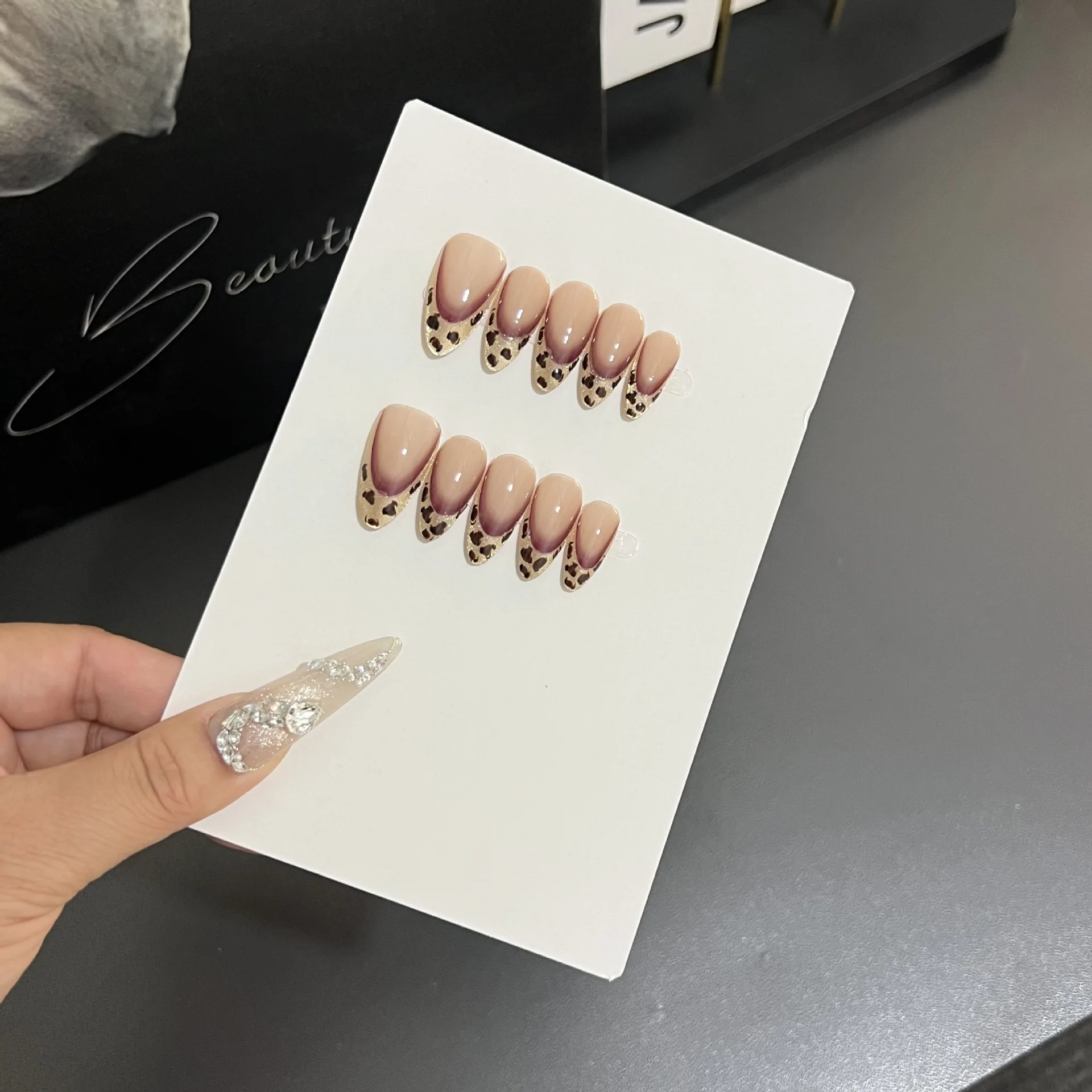 

10 шт., ручная работа, пресс для ногтей, осень и зима, Maillard Light, роскошная ниша, французский леопардовый принт, кошачий глаз, дизайн ногтей