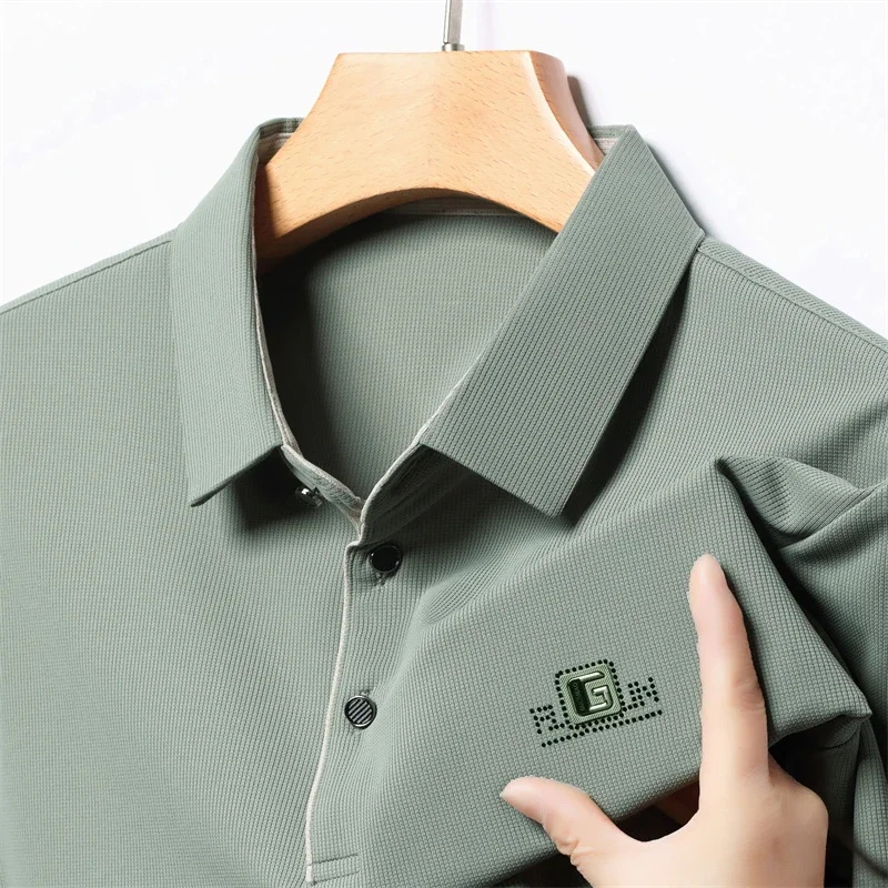 New Men's Business Casual Short Sleeved Shirt with Badge Solid Color Polo Shirt Fashionable Breathable Comfortable Versatile Top image 3