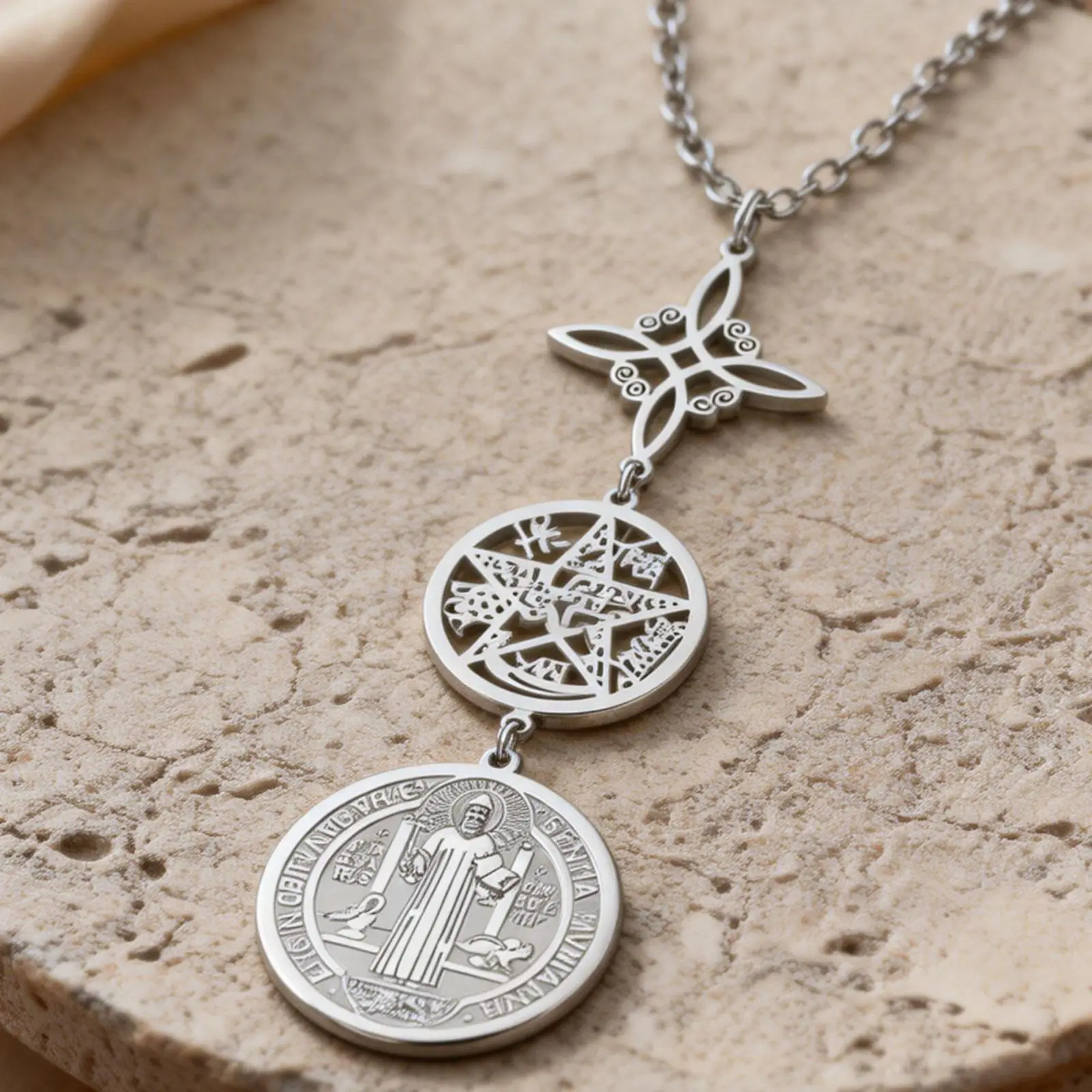 Dreifach-Schutz-Halskette aus Edelstahl mit Hexenknoten, Pentagramm, Tetragrammaton und Amulett von St. Benedikt, Schmuckgeschenk – Detail 3