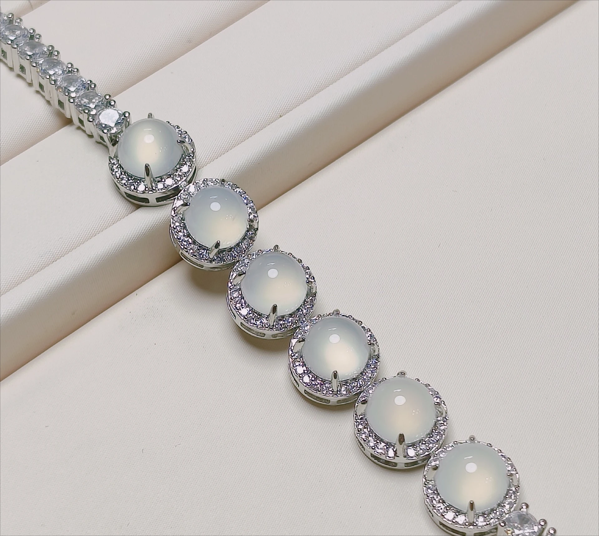 

New silver-plated inlaid high-ice white chalcedony bracelet women's silver white moonlight ice agate bracelet Source