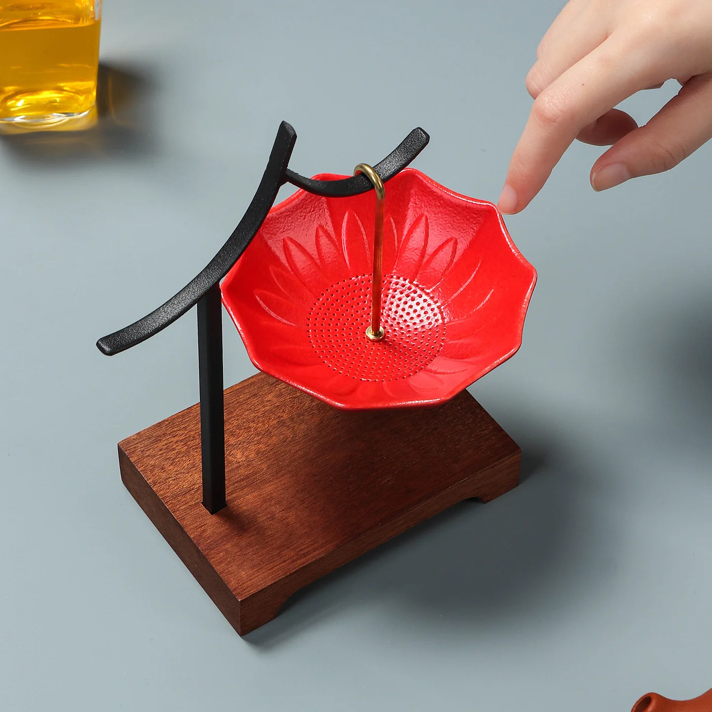 Umbrella Tea Strainer With Base, Ceramic Umbrella Tea Strainer, Loose Leaf Filter with Rotating Design for Coffee Brewing