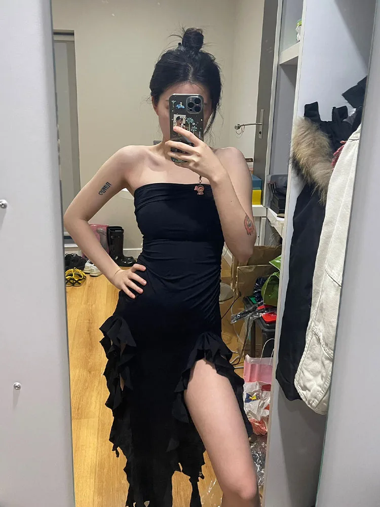 فستان نسائي مثير بدون حمالات مكشوف الأكتاف متوسط الطول مع حافة كشكش فستان على طراز سبليت لصيف 2025 فستان حفلات بقصة ضيقة