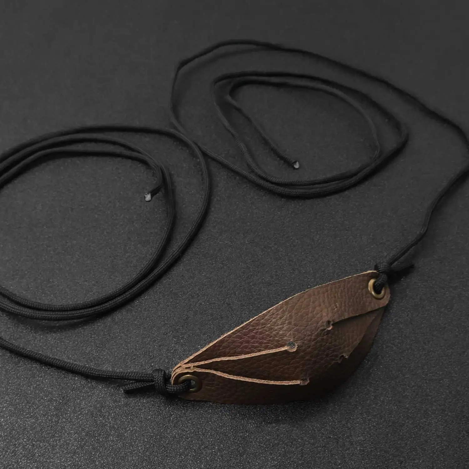 Leather Sling, Outdoor Hiking Shooting Accessory, Throwing Baseballs, Stones, Pet Entertainment Toy.