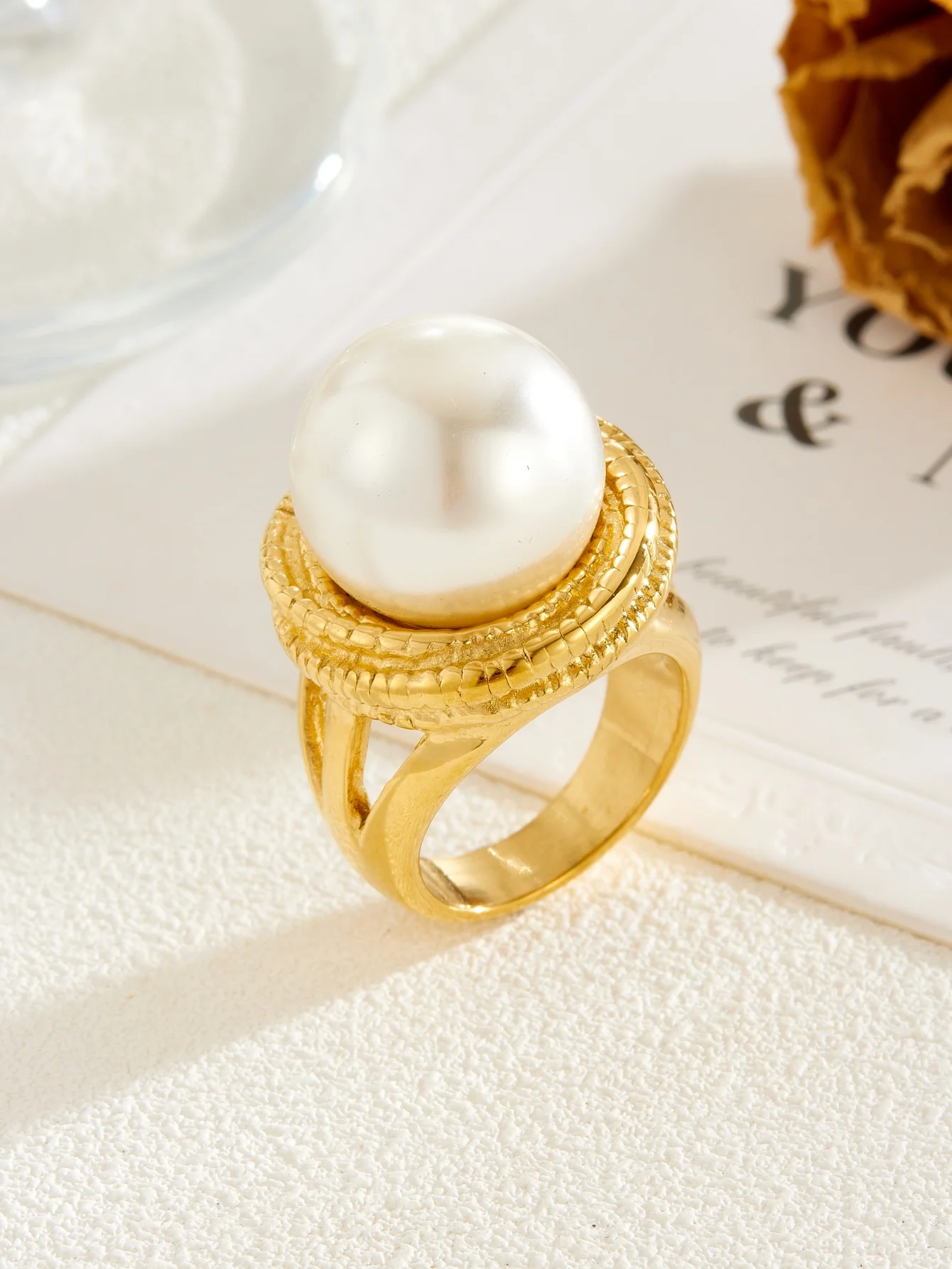 1 piece stainless steel 18K gold French-style personalized irregular geometric oval imitation pearl ring, with a high-end, elegant, and sophisticated design, suitable for women to wear at parties and events, as a gift for a wife, a gift for a girlfriend, a gift for a mother, or for social gifting