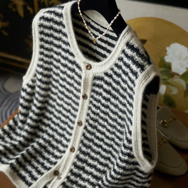 Vintage Sleeveless Striped Wool Vest Sweater Women\'s 24 Autumn And Winter New Short Cashmere Knitted Cardigan Jacket