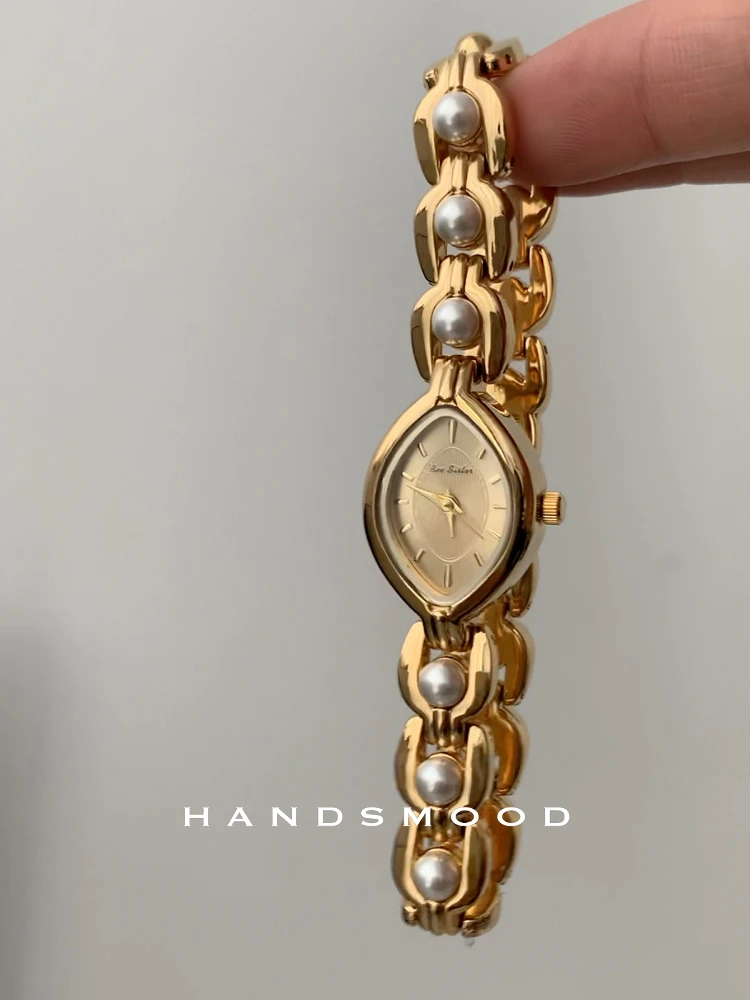 Retro-Style Exquisite And Fashionable Marquise-Shaped Dial Pearl-Embellished Quartz Watch For Women Exuding Understated Luxury.
