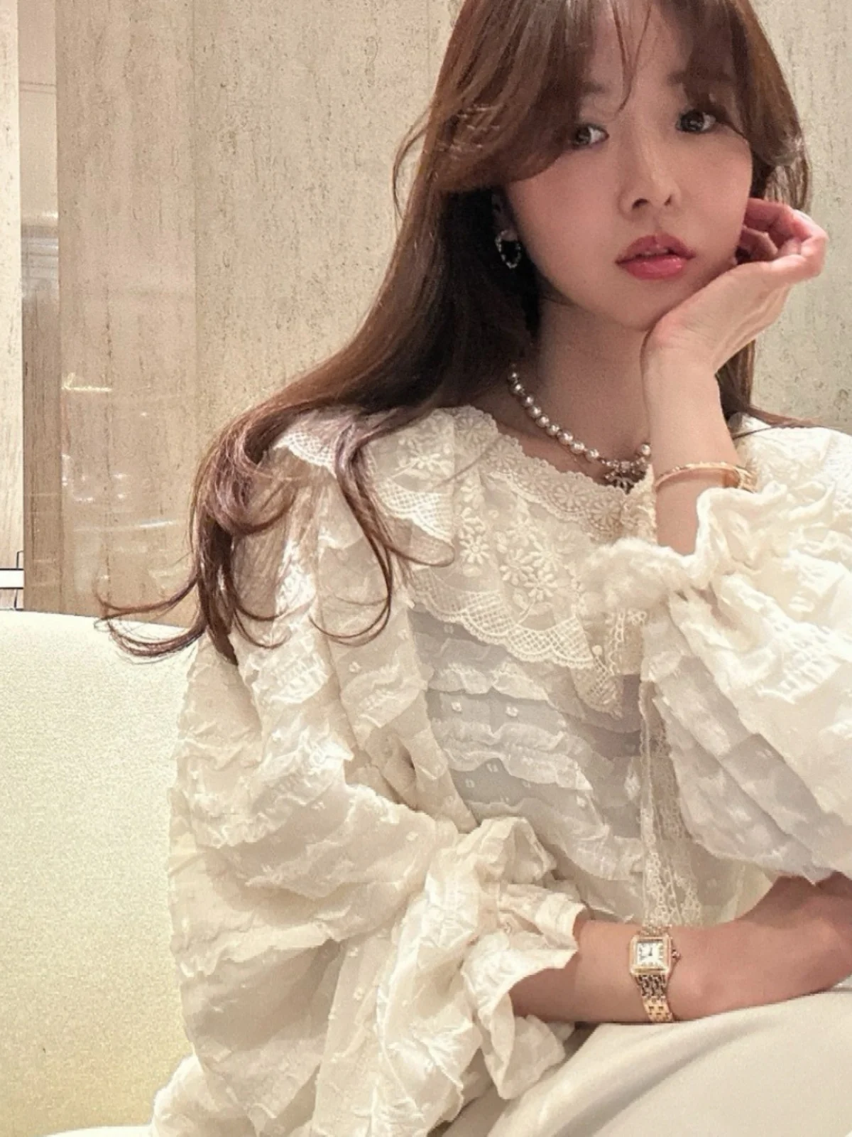 بلوزة نسائية بأكمام طويلة من الدانتيل الفضفاض بتصميم كوري بأكمام منفوخة، أنيقة وعصرية باللون الأبيض لموسم ربيع 2025