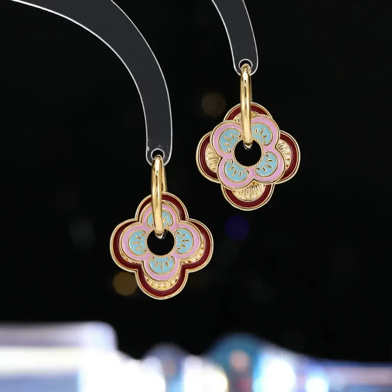 

Vintage genuine gold ring-shaped flower ear buckles, a niche design earring, a light luxury French retro earrings