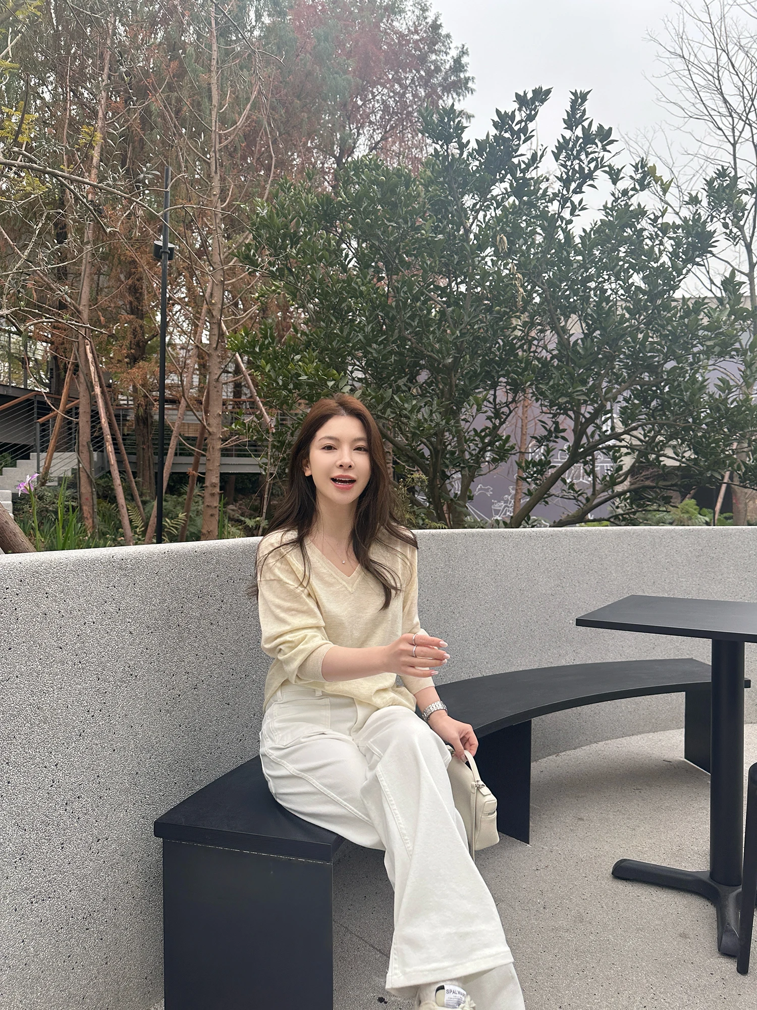 

Женский вязаный свитер Rouqiu Ultrine из шерсти с V-образным вырезом, повседневный, свободного кроя, весенний, модный, в стиле Lazy, маленький размер, с эффектом помпонов