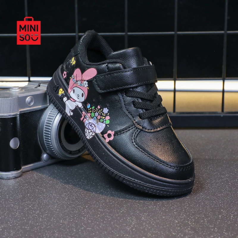 أحذية رياضية للفتيات من Miniso 2025، أحذية منصة بيضاء بحزام فيلكرو لملابس كاجوال كرتونية للأطفال الكبار