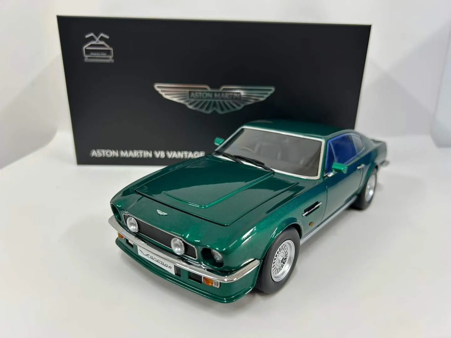 XiaoGuang 1:18 ASTON MARTIN Vantage Metal Diecast Model Car Green/Red/Silver