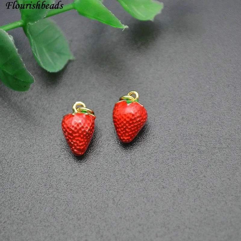 Imagem -05 - Banhado a Ouro Fruta Bonito Pequeno Vermelho Morango Esmalte de Metal Encantos para Pulseiras Brincos Colar Jóias Fazendo Atacado 20pc