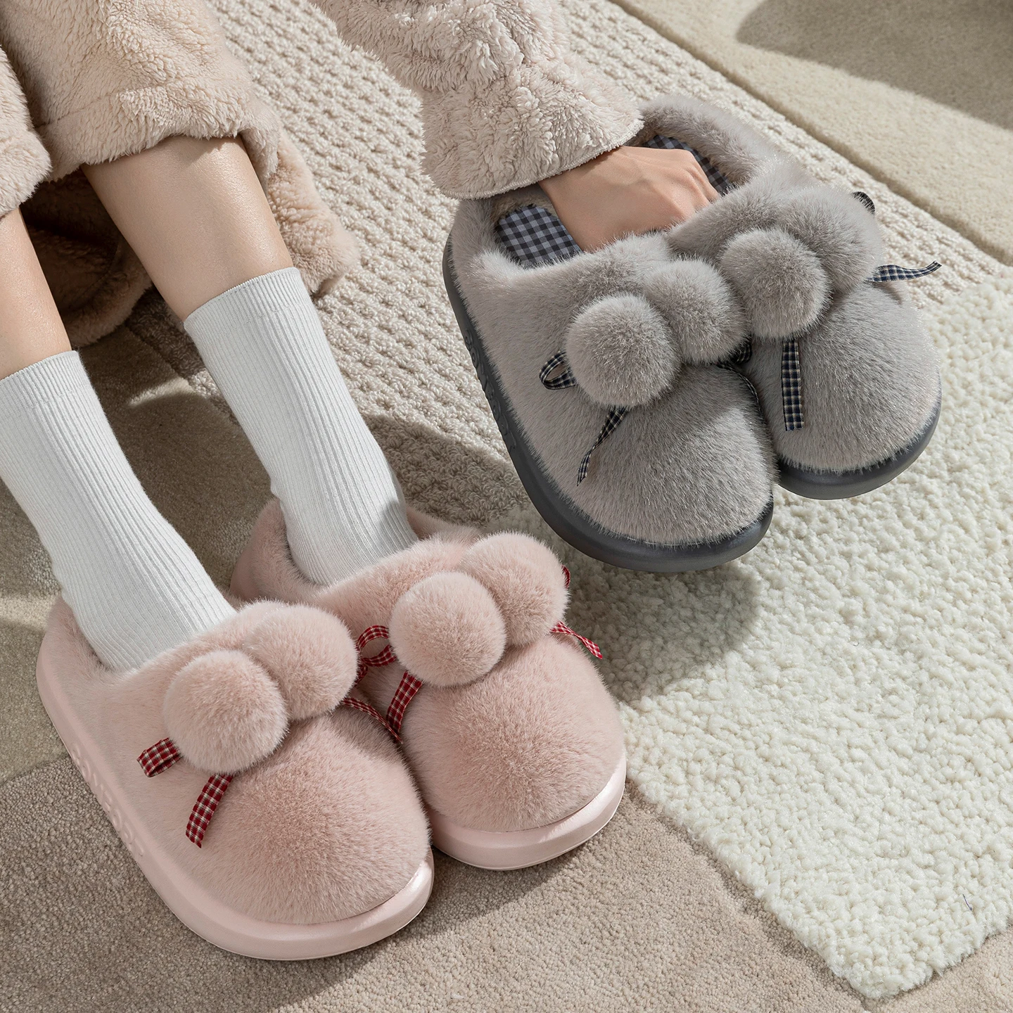 Niedliche Pom-Pom-Warme-Plüsch-Hausschuhe für Damen, Winter, dicke Sohle, Indoor-Hausschuhe, flauschiges Kunstfell, rutschfeste Baumwoll-Slipper für das Schlafzimmer. – Detail 13