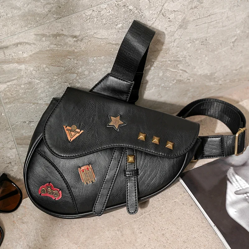 Fashion Rivet Men\'s Crossbody Bag Badge Saddle Bag Men Chest Bag Crossbody Shoulder Bag Luxury PU Leather Shoulder Bag Bolso