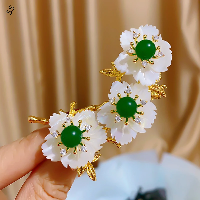 New Natural Female Shell Flower Brooch Fashion High-grade Green Agate Corsage Coat Suit Pins for Garment Accessories