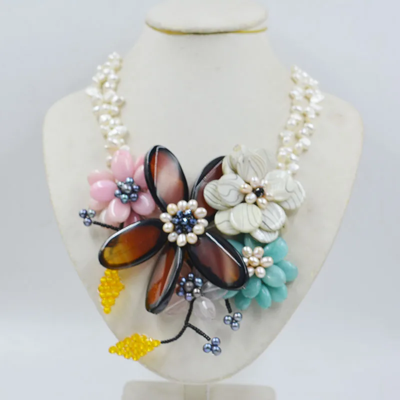 Natural pearls/shells/stones. Handmade flower necklace. Women's Fashion Wearing Jewelry at Large Banquets 20 