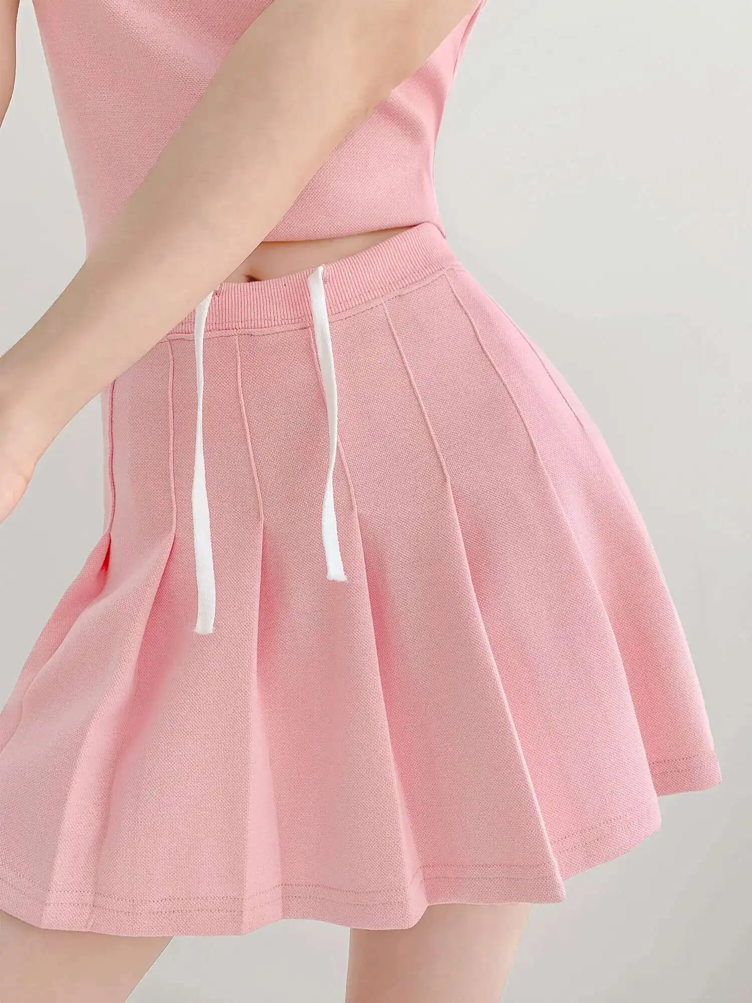 Atasan Pendek Tanpa Lengan Kancing Sebaris Kerah POLO Musim Panas 2024 Baru + Rok A-line Manis Pinggul Pembungkus Tali Dua Potong Set GYH5