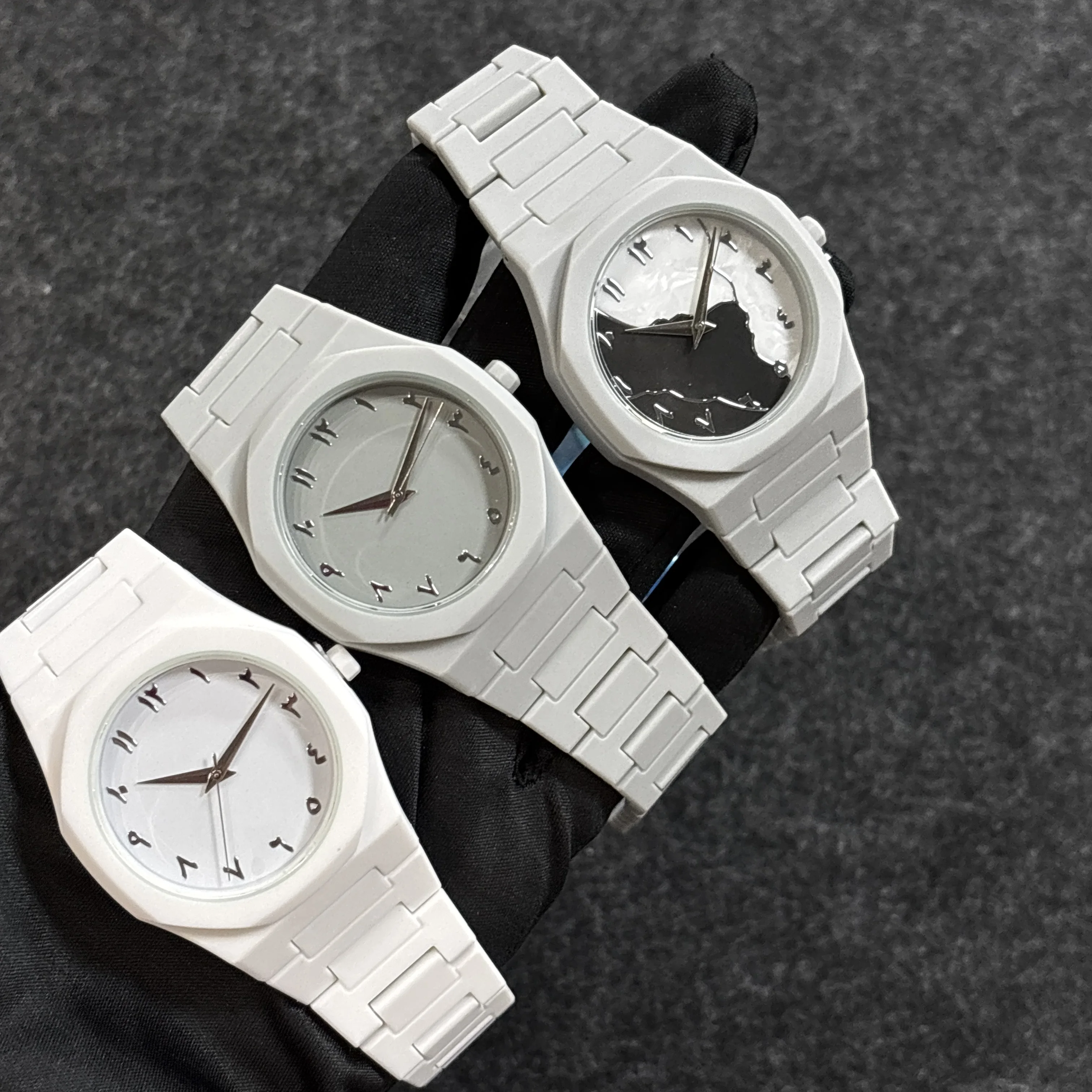 

2026 Высококачественные роскошные мужские кварцевые часы с эскизом, отображающие 3D упрощенный дизайн в деловом стиле с арабскими цифрами