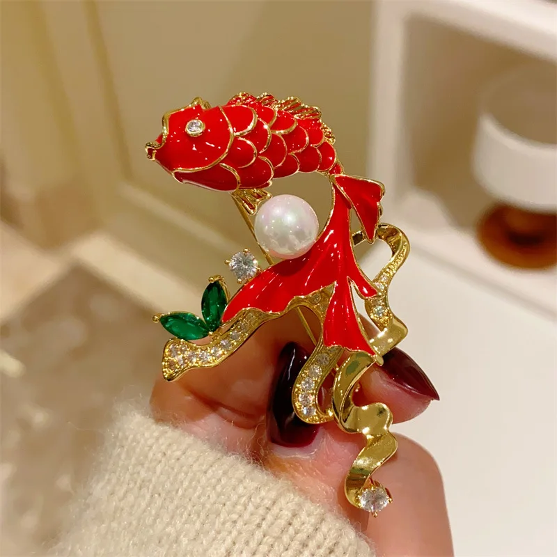 

Classic Jubilation Red Brocade Brooch for Women Men Clothing Acessories Temperament Pearl Zircon Fish Enamel Pins New Year Gift