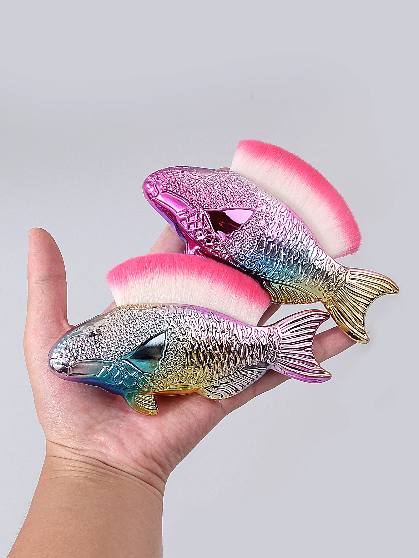 2PCS Colorful Electroplated fish-shaped makeup brush, Soft Bristle Foundation Brush, Loose Powder Blush Brush (Random color)