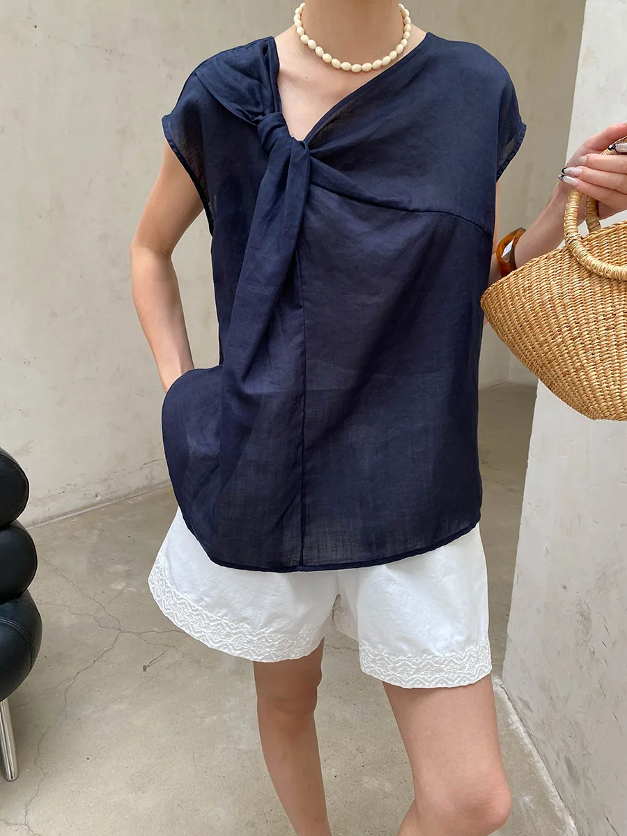 Sommerliches Damen-Shirt in unregelmäßiger, einfarbiger Ausführung mit gedrehten, lockeren und schmal geschnittenen Ärmeln. – Detail 3