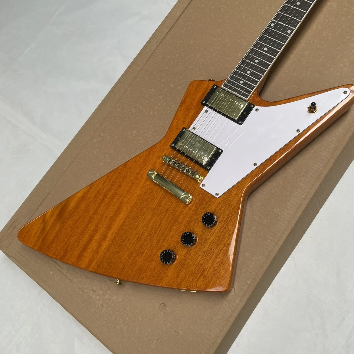 A six-string transparent yellow electricguitar with a white pickguard and gold hardware guitars.Professional performanceguitarra