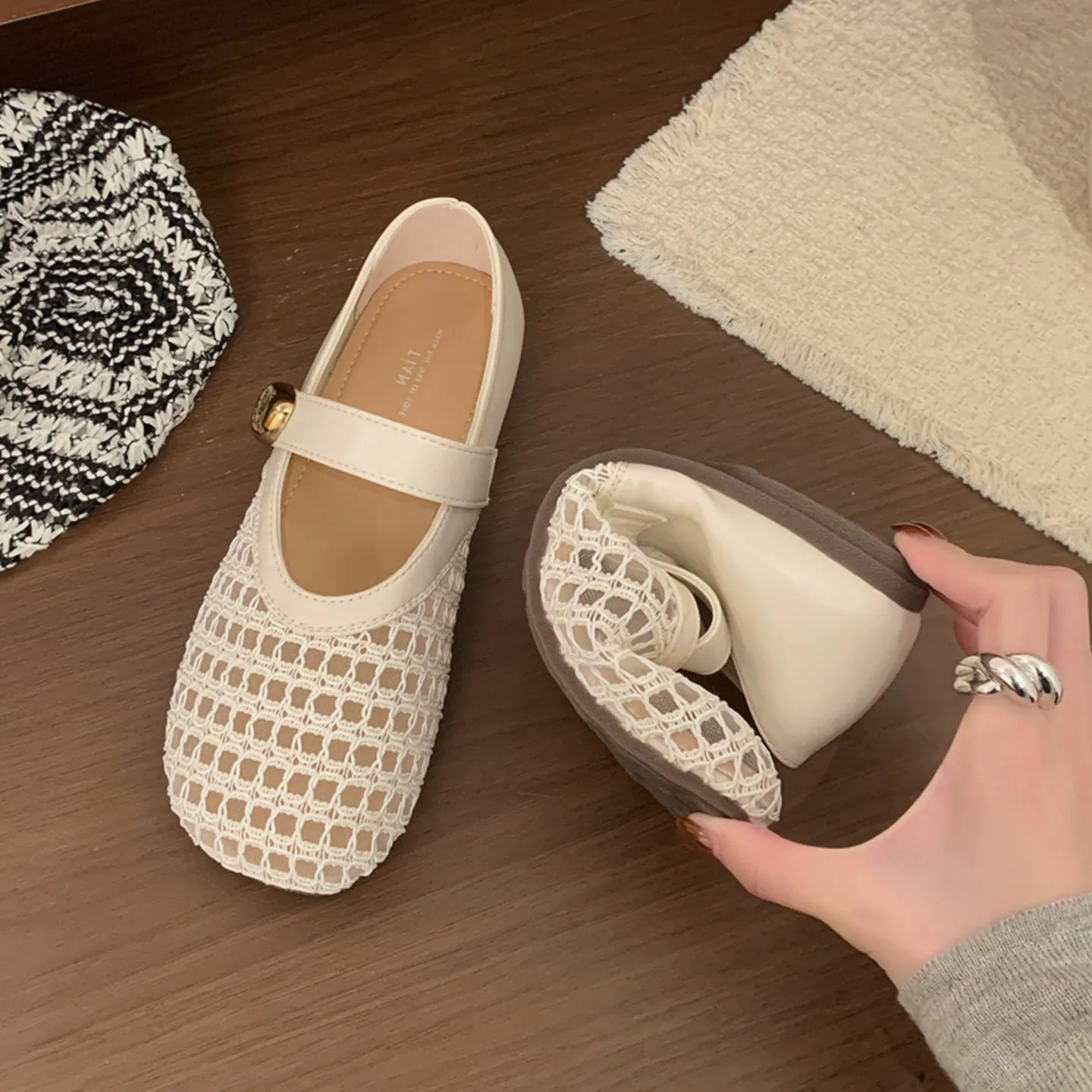 女性の夏用ソフトボトム中空フィッシングネットシングルシューズメアリージェーンズフラットシューズバックル付きラウンドトゥラバーアウトソールローファー