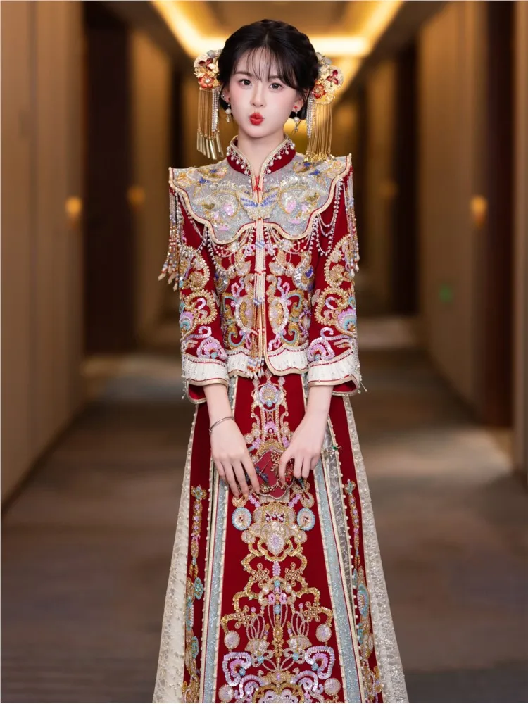 The bride's wedding dress toasting velvet figure-hugging Chinese-style and