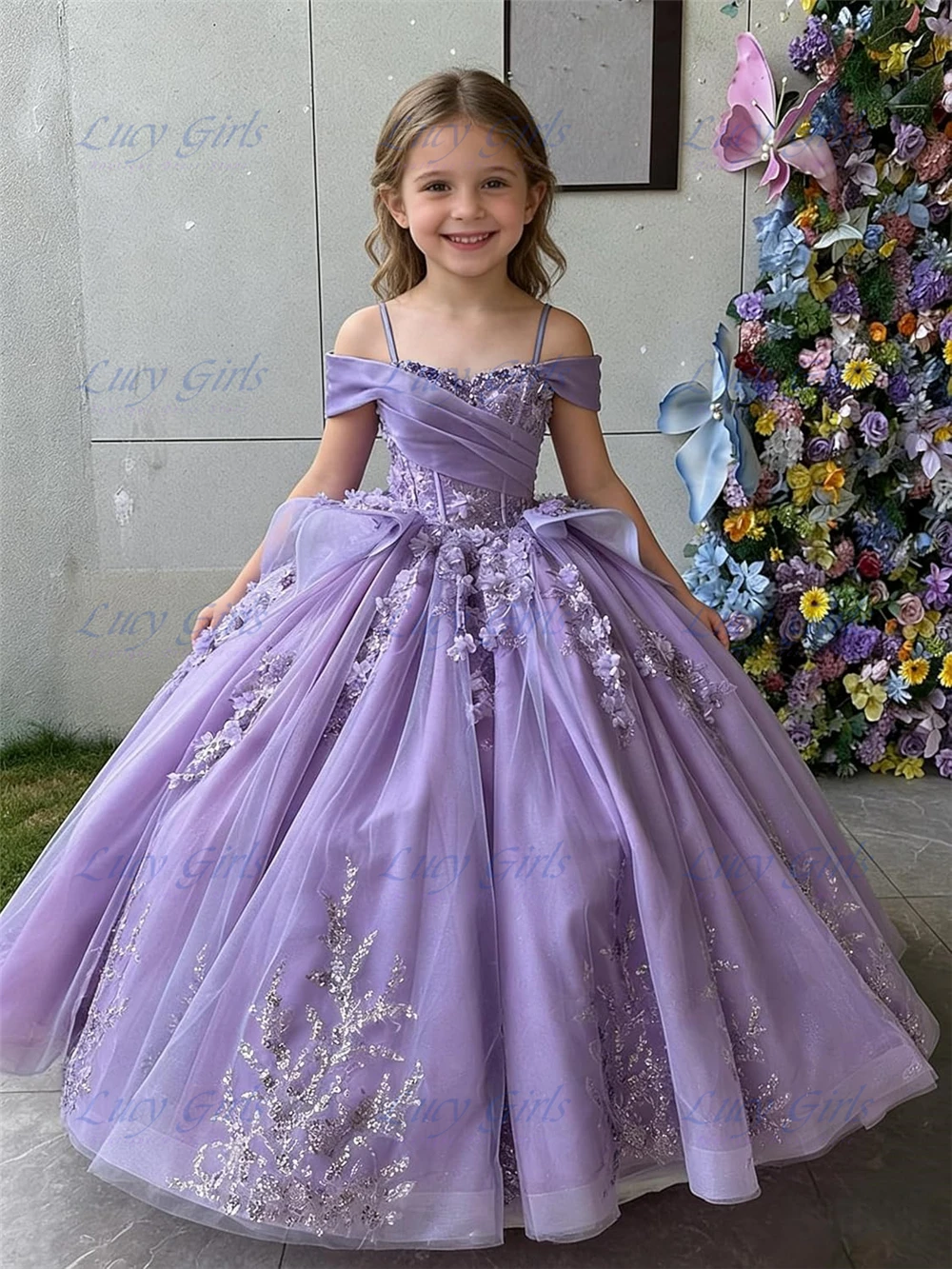 Neues Blumenmädchenkleid mit Rüschen, Kristall-3D-Blumen, Festzugskleider für Mädchen, gestufte Spitzenapplikationen, Ballkleider für die Erstkommunion