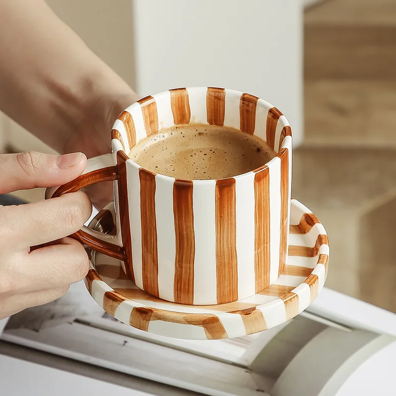 

Бытовая керамическая кружка в японском стиле с ручной росписью, винтажная полосатая кофейная чашка, чашки для молока для завтрака с блюдцем, вместимость 200 мл