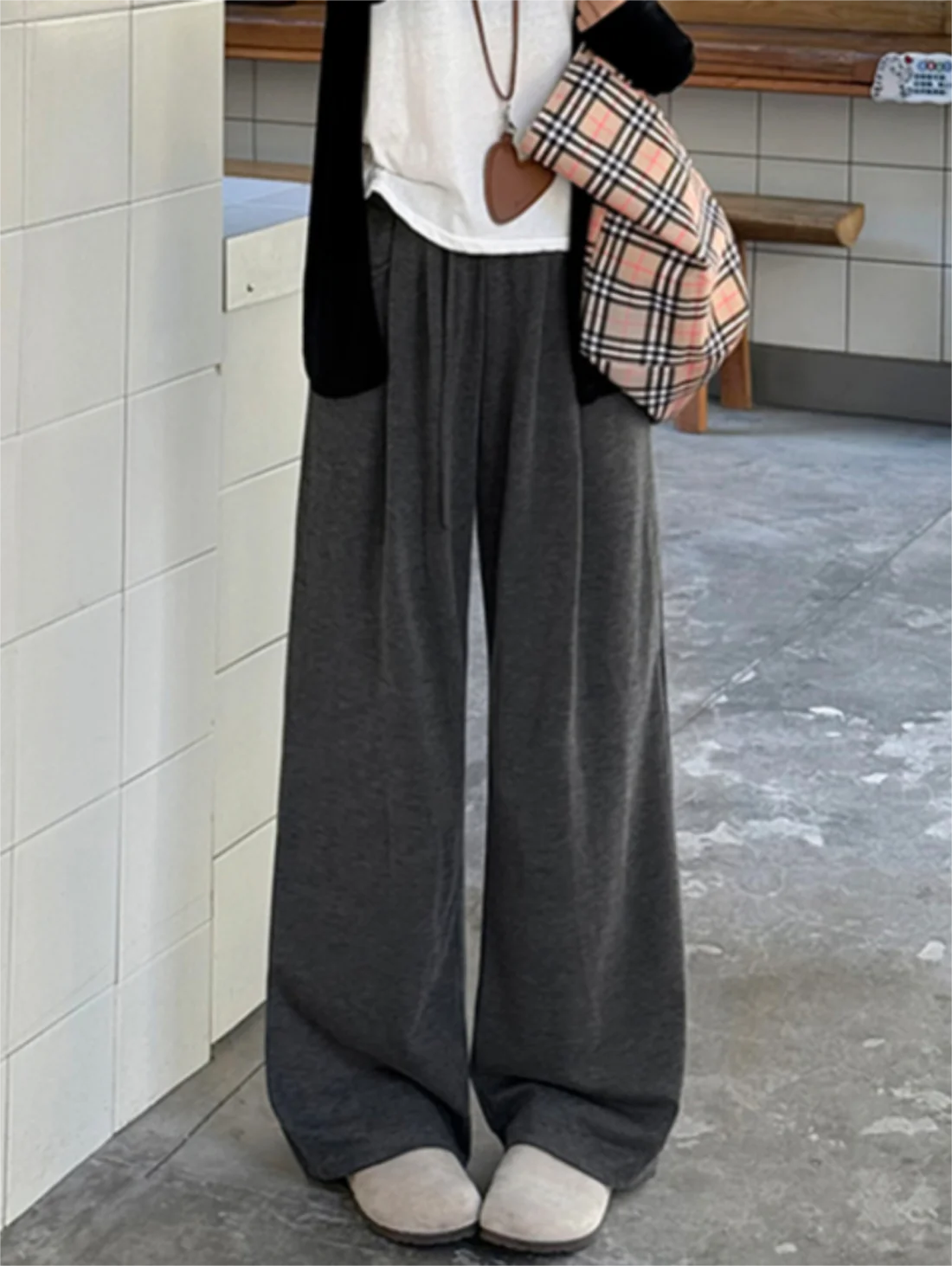 Gezellige grijze broek met hoge taille en wijde pijpen |   Zachte stretchstof |   Perfect voor vakantie-loungen en casual outfits